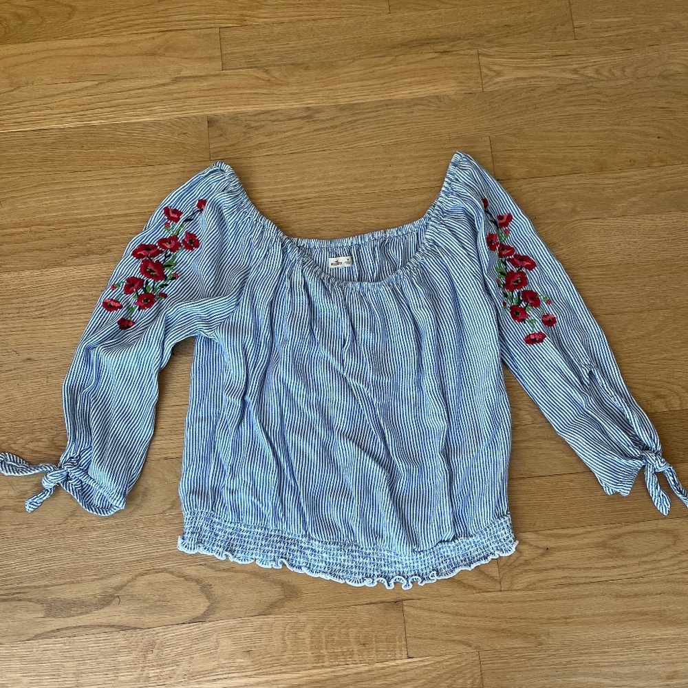 Hollister off shoulder top size M